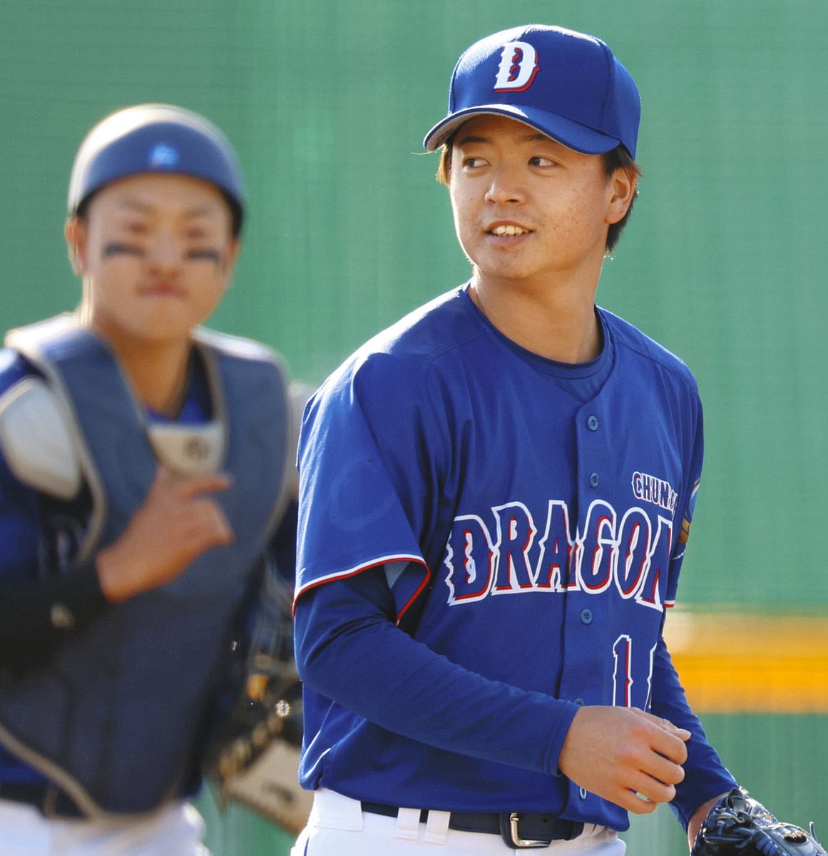 ８回を終え、笑顔でベンチに戻る桜井