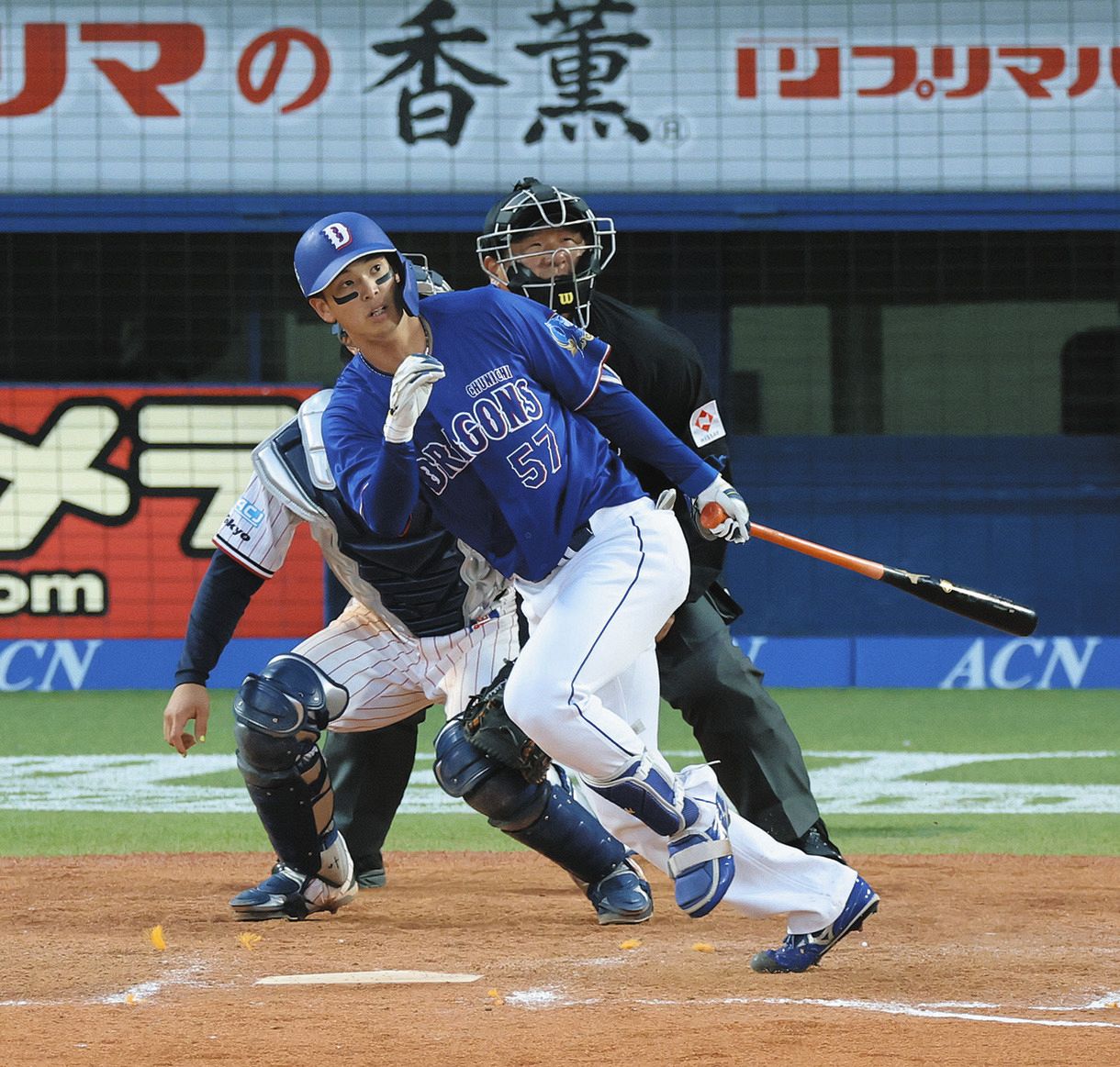 ８回表無死一塁、花田が左越えに二塁打を放つ