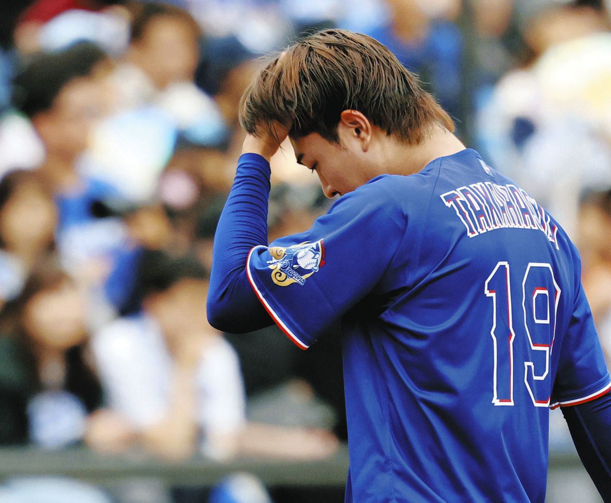 ７回裏途中、降板しベンチに戻る高橋宏