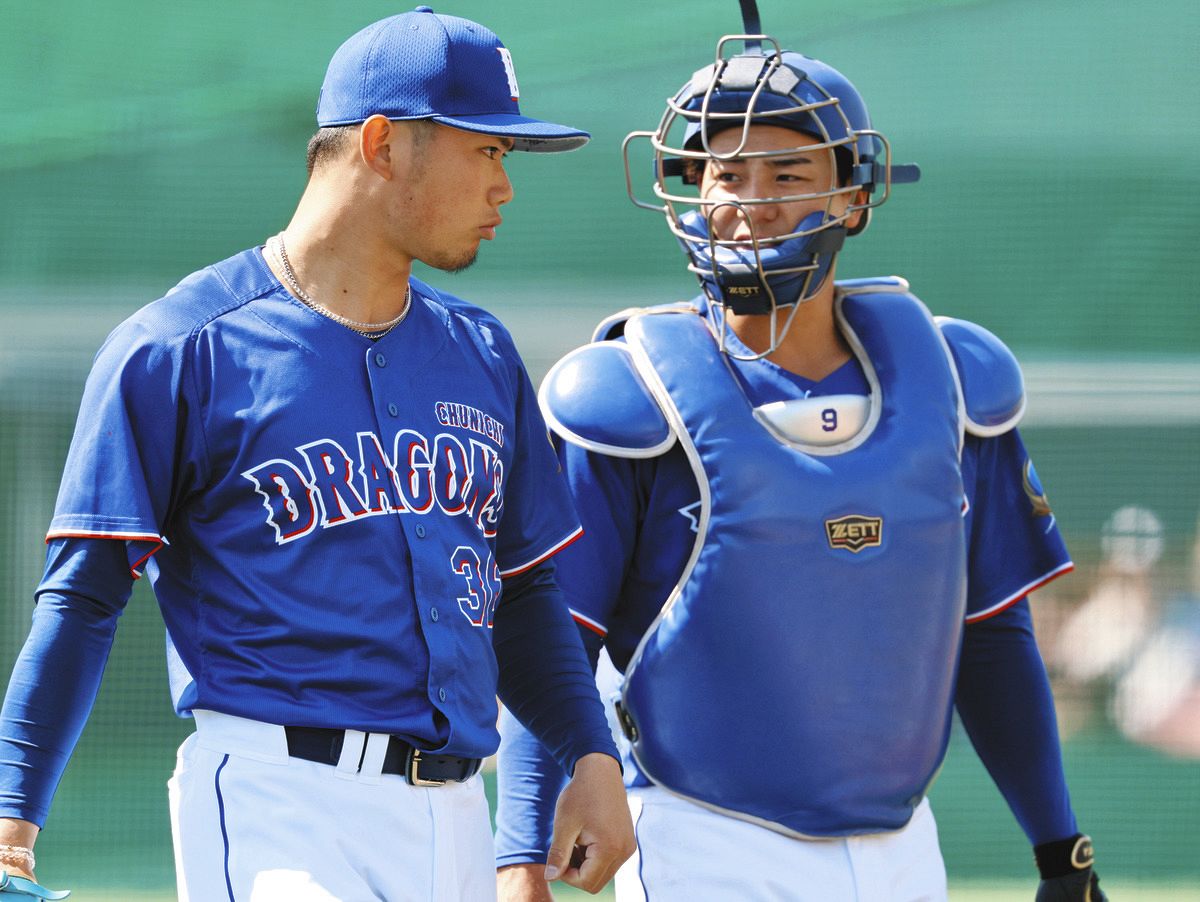 １回を終え、ベンチに戻る先発の福田と捕手の石伊