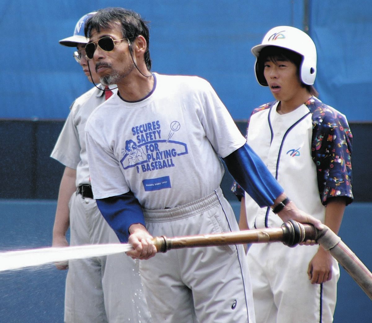 水まきをする永田向平さん＝ナゴヤ球場で（2004年5月28日）