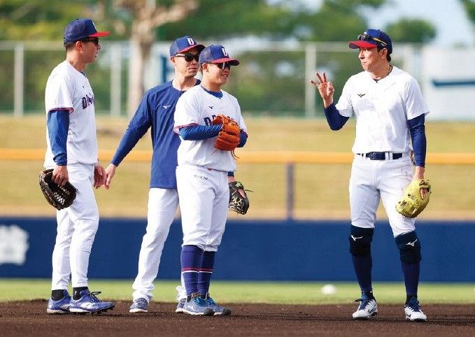 辻本（中央）らに守備を指導する川崎臨時コーチ兼選手＝2026年2月3日、沖縄・北谷で