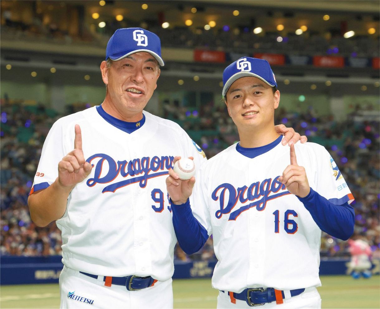 楽天戦でプロ初勝利を挙げた桜井とポーズをとる井上監督=5月27日、バンテリンドームナゴヤで