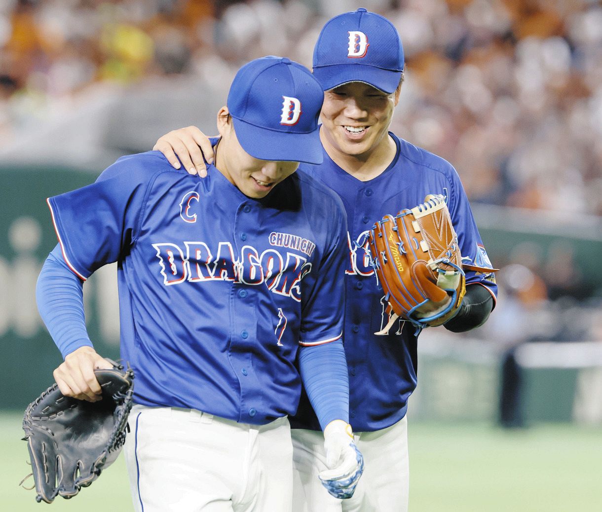 巨人―中日　２回裏、戸郷の打球を好捕した岡林（左）を迎える柳＝東京ドームで（今泉慶太撮影）