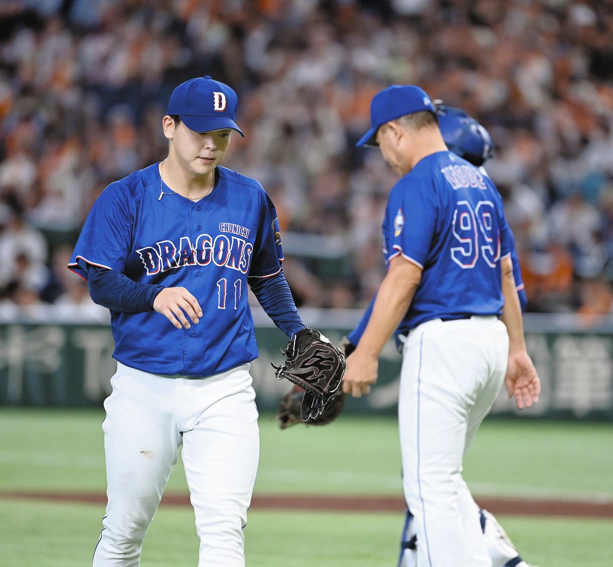 4回裏、投手交代を告げられ、降板する中西（左）。右は井上監督