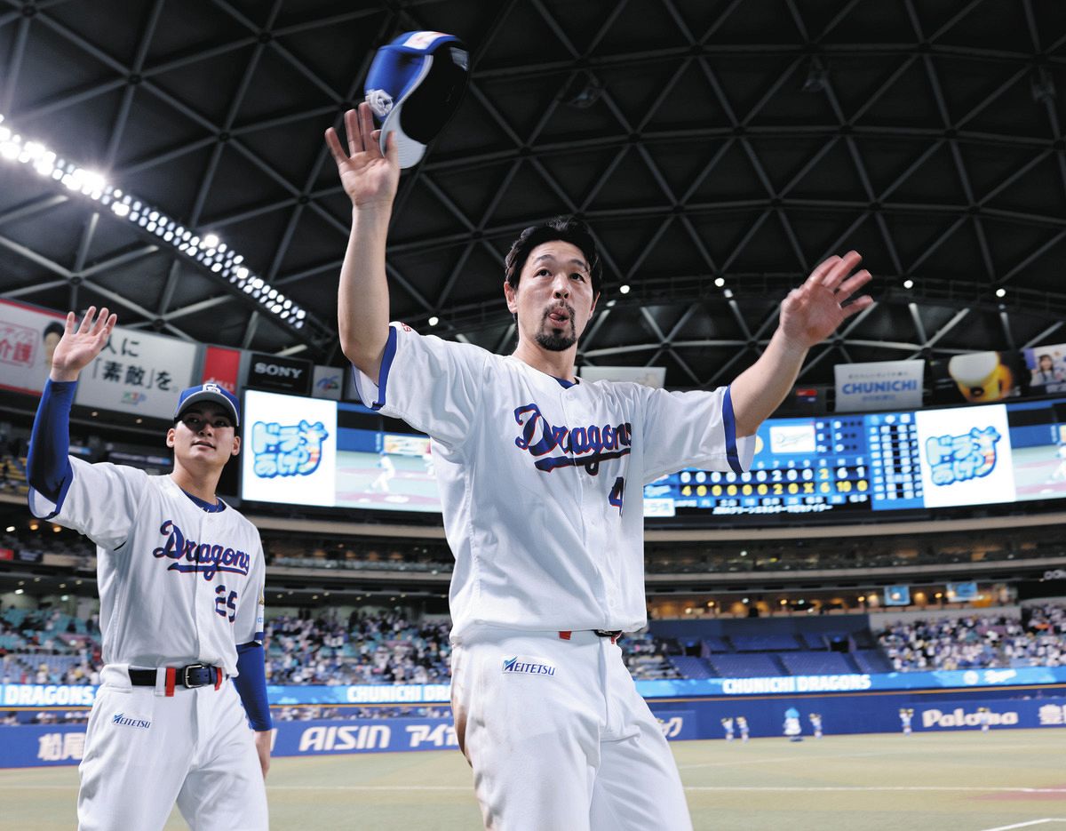 広島に勝利し、ファンに手を振る阿部（右）と石川昂