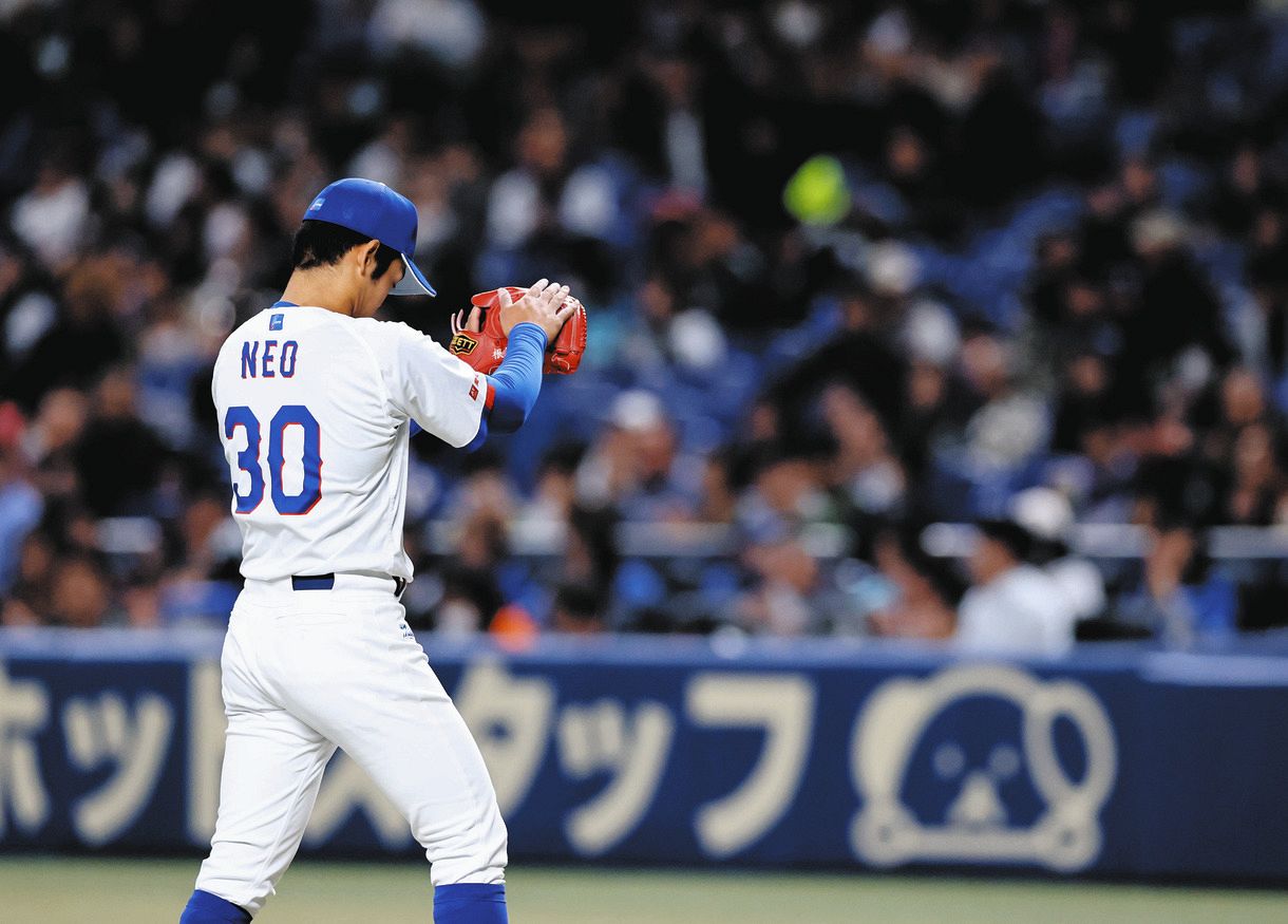 ５回表を無失点とし、グラブをたたきながらベンチに戻る根尾