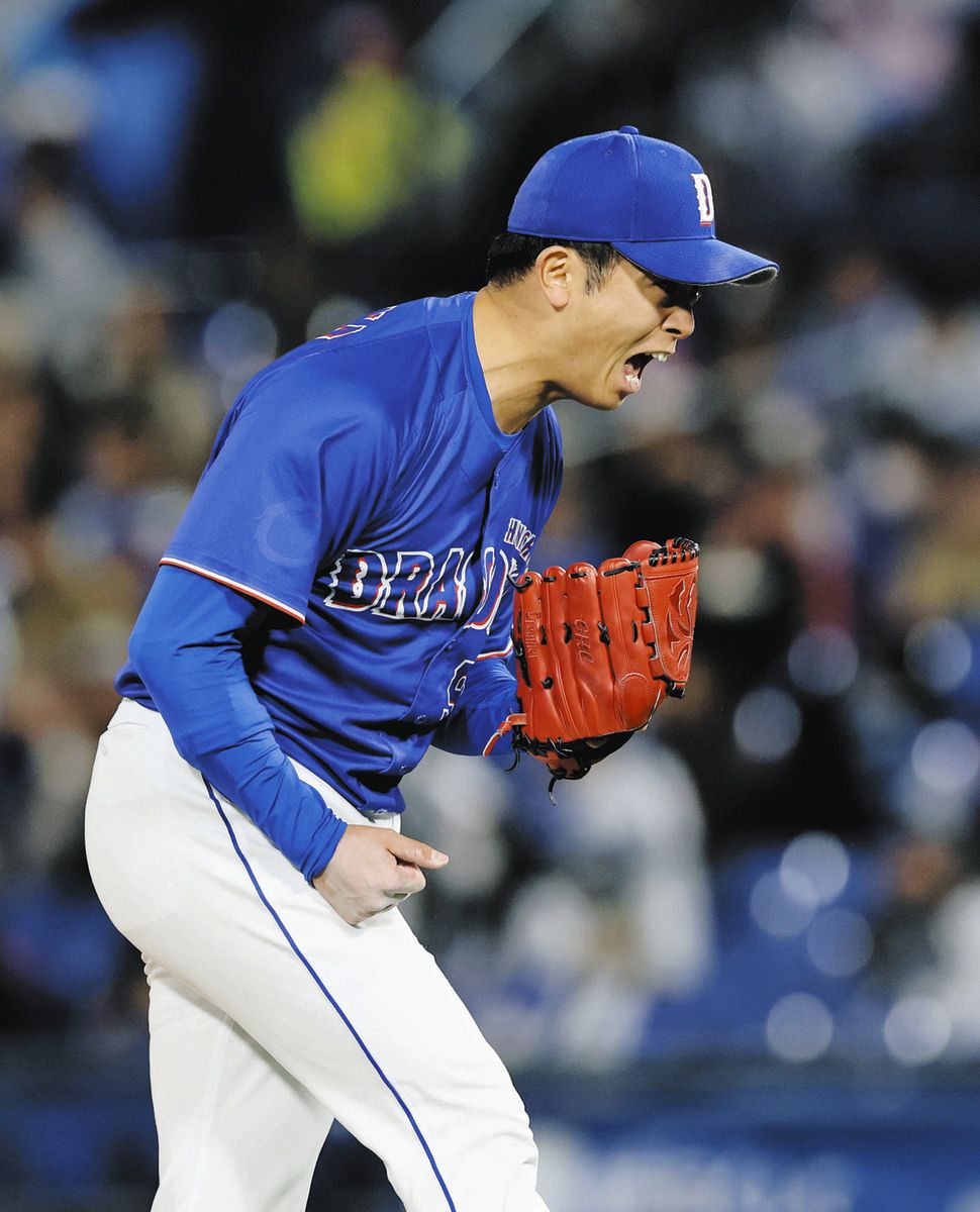 １１回裏２死二、三塁、山本を中飛に打ち取り、雄たけびを上げる松山。試合終了となる