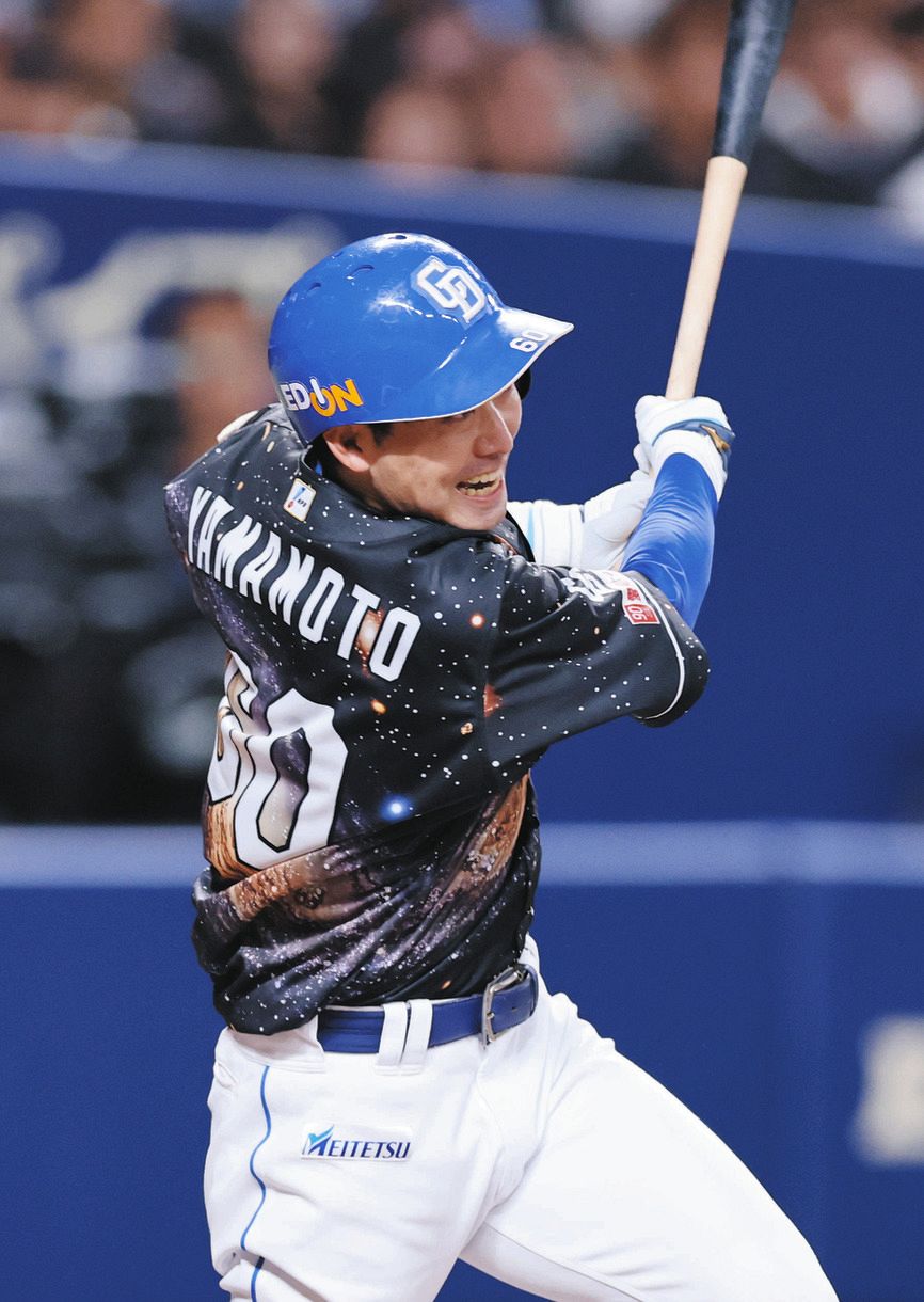 ５回裏無死一塁、山本が右前打を放つ