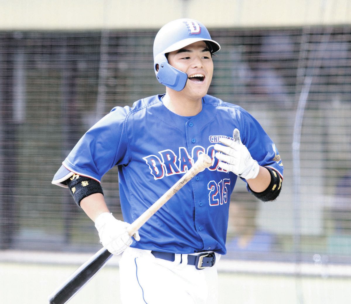 ４回に先制３ランを放ち、笑顔でベンチに戻る日渡