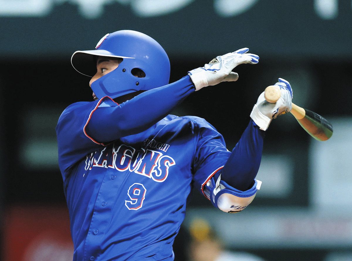 ５回表１死三塁、石伊が先制の右前打を放つ