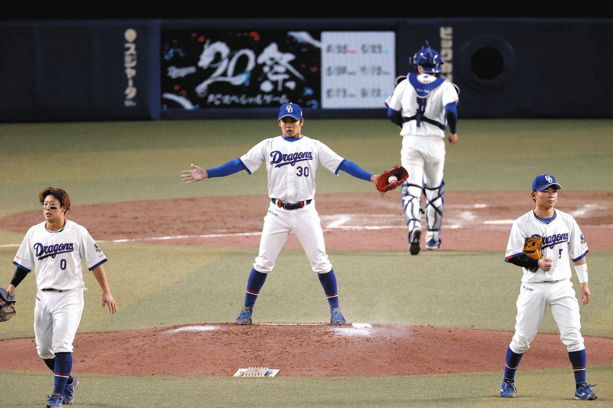 中日―楽天　５回途中でマウンドに上がる根尾