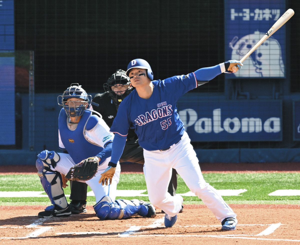 １回表２死一塁、細川が先制の右中間二塁打を放つ。捕手松尾