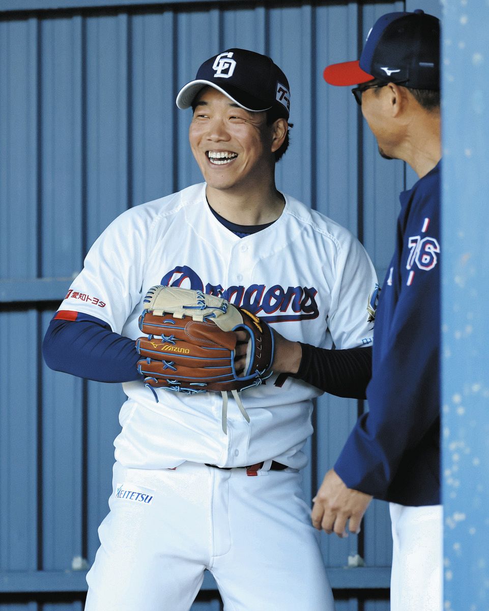 投球練習後、大塚巡回投手・育成コーチ（右）と言葉を交わす柳