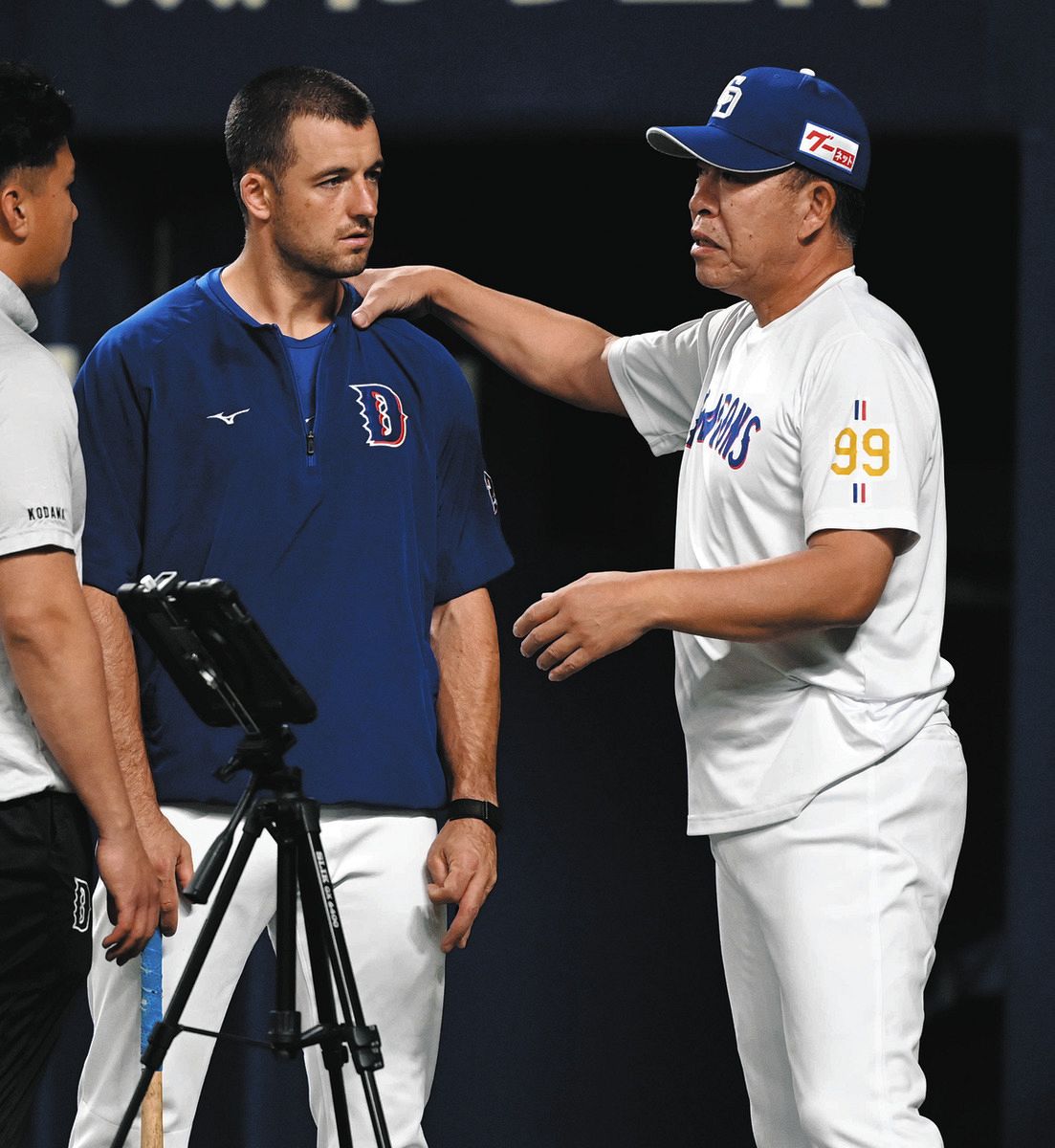 練習中にボスラ－（左）と話す井上監督