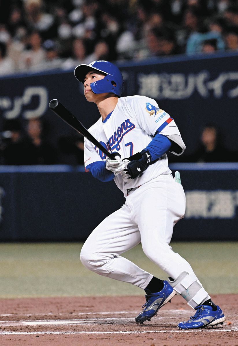 ７回裏２死一塁、福永が左越え２ランを放つ