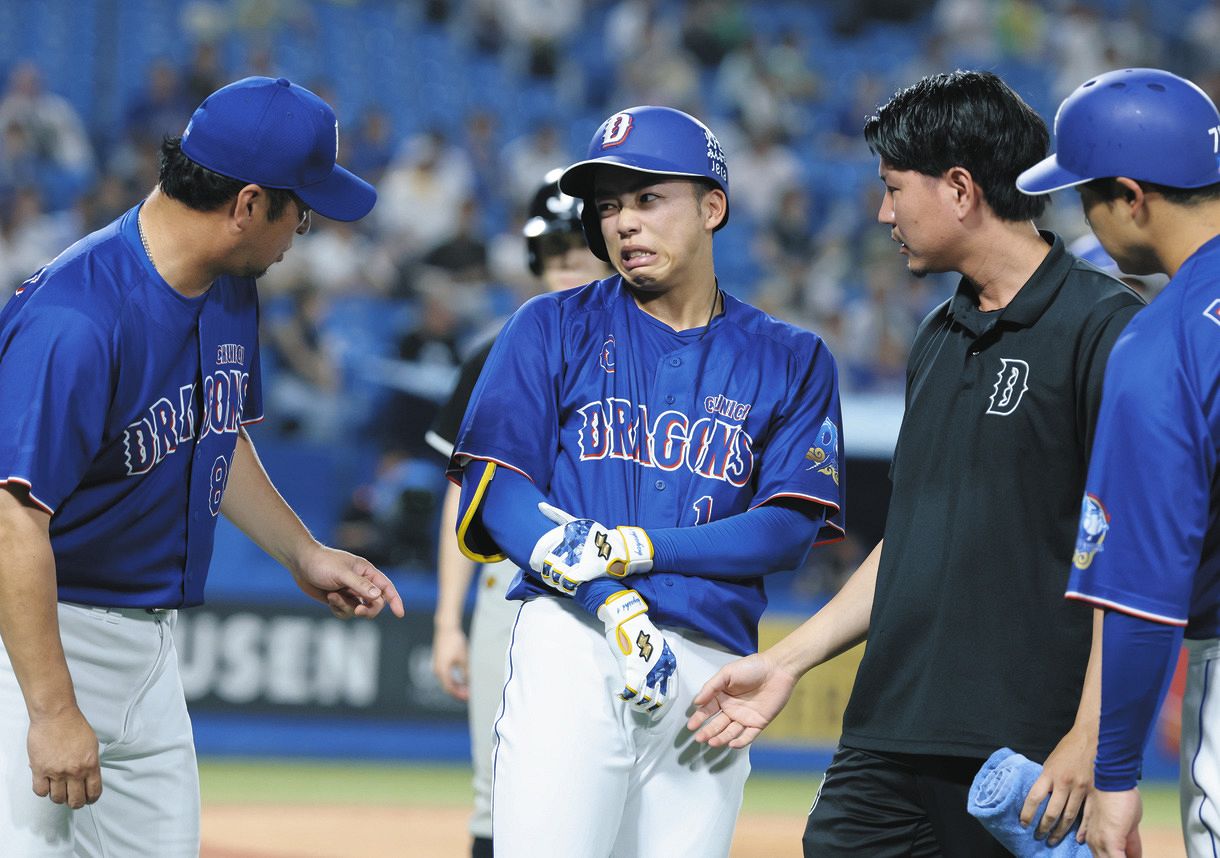 21日のヤクルト戦9回表2死満塁、右腕に死球を受けた岡林