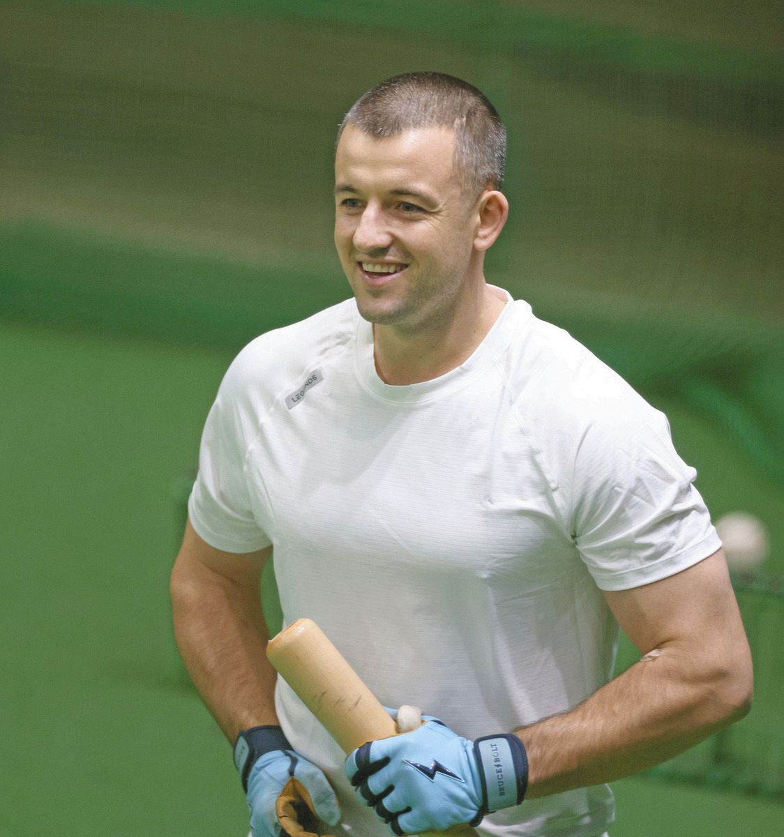 笑顔で打撃練習するボスラー