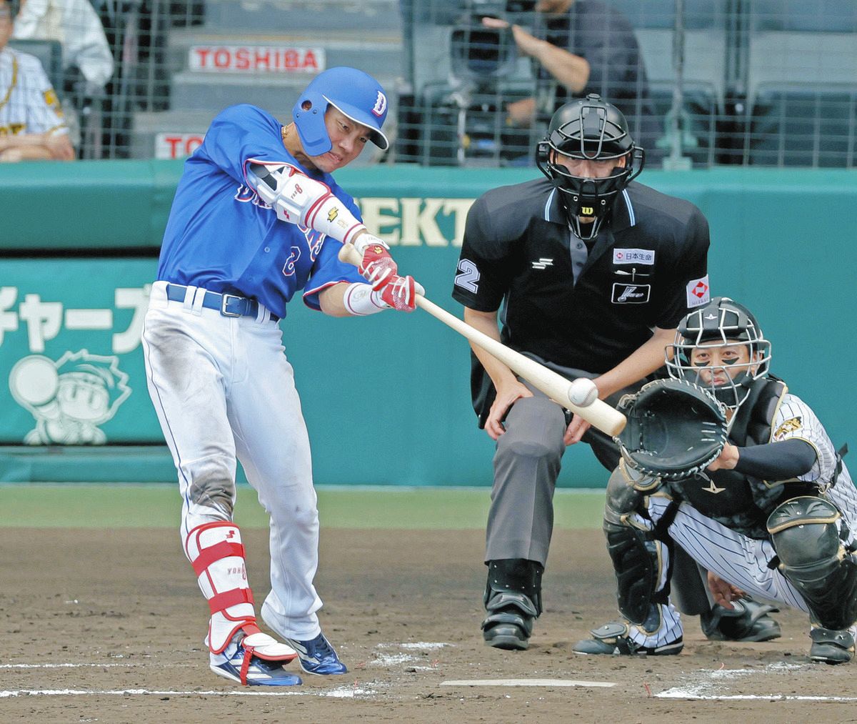 阪神―中日　４回表２死、大島が中前打を放つ。捕手坂本