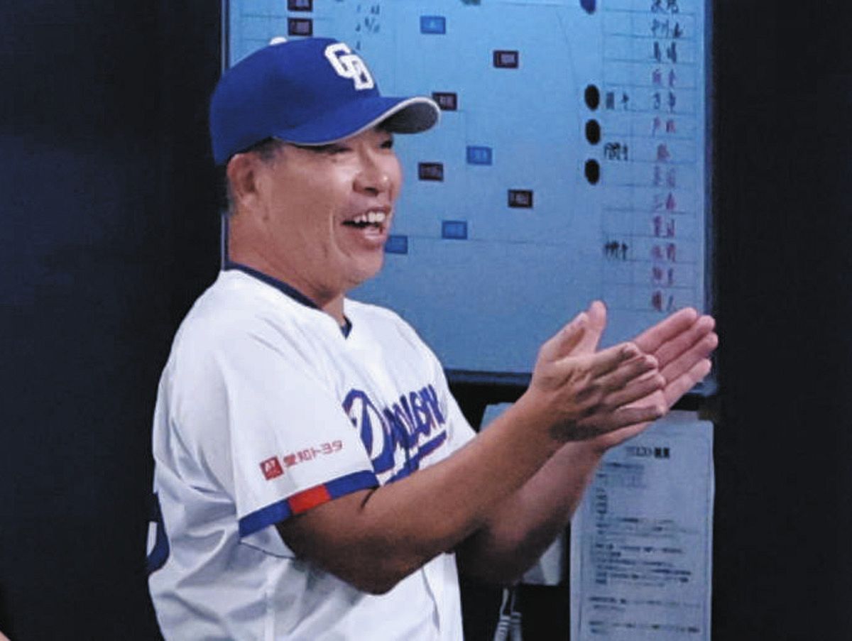 ２回裏、大野の２点打に喜ぶ井上監督