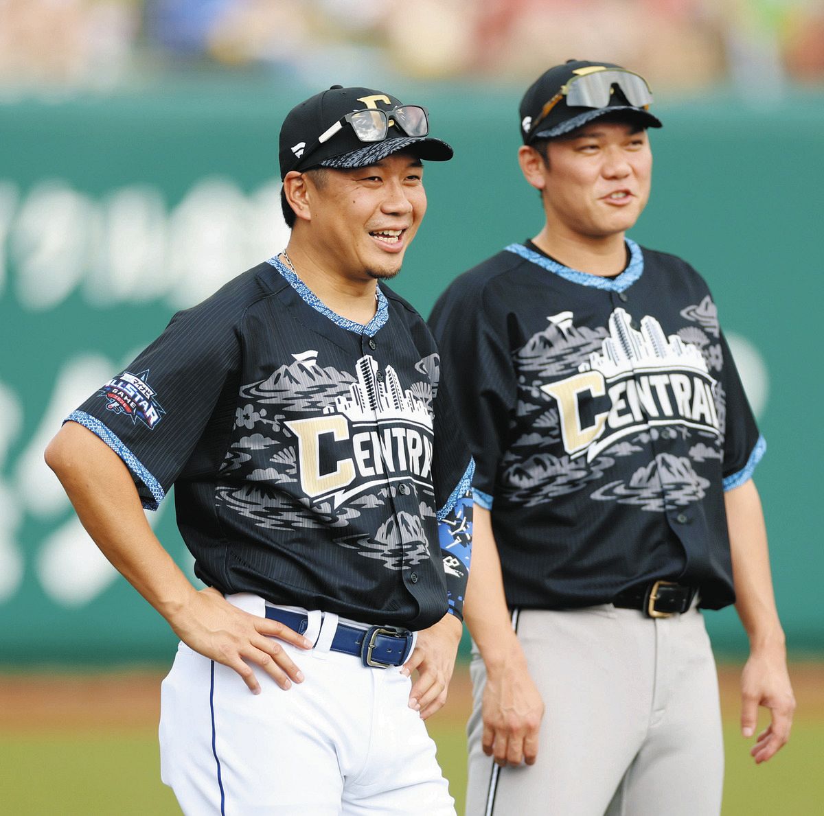 巨人・坂本勇（右）と話す大野