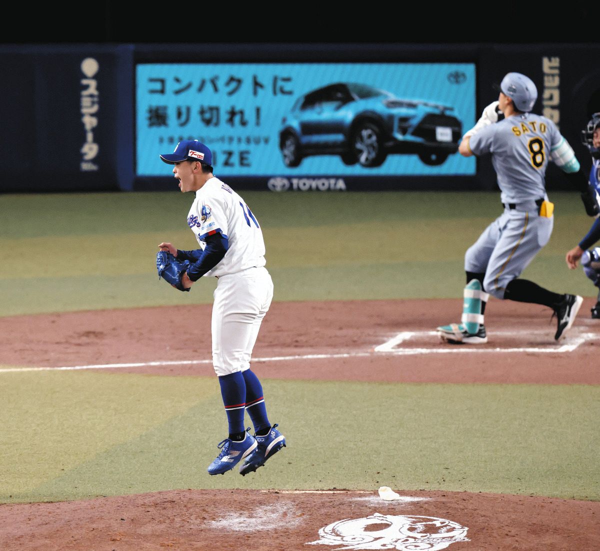 7回表2死、佐藤を空振り三振に仕留め、雄たけびを上げる中西