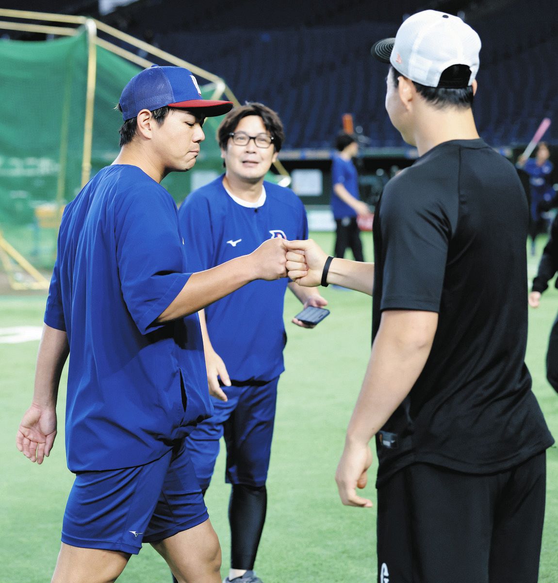 巨人・小笠原（右）とタッチを交わす高橋周