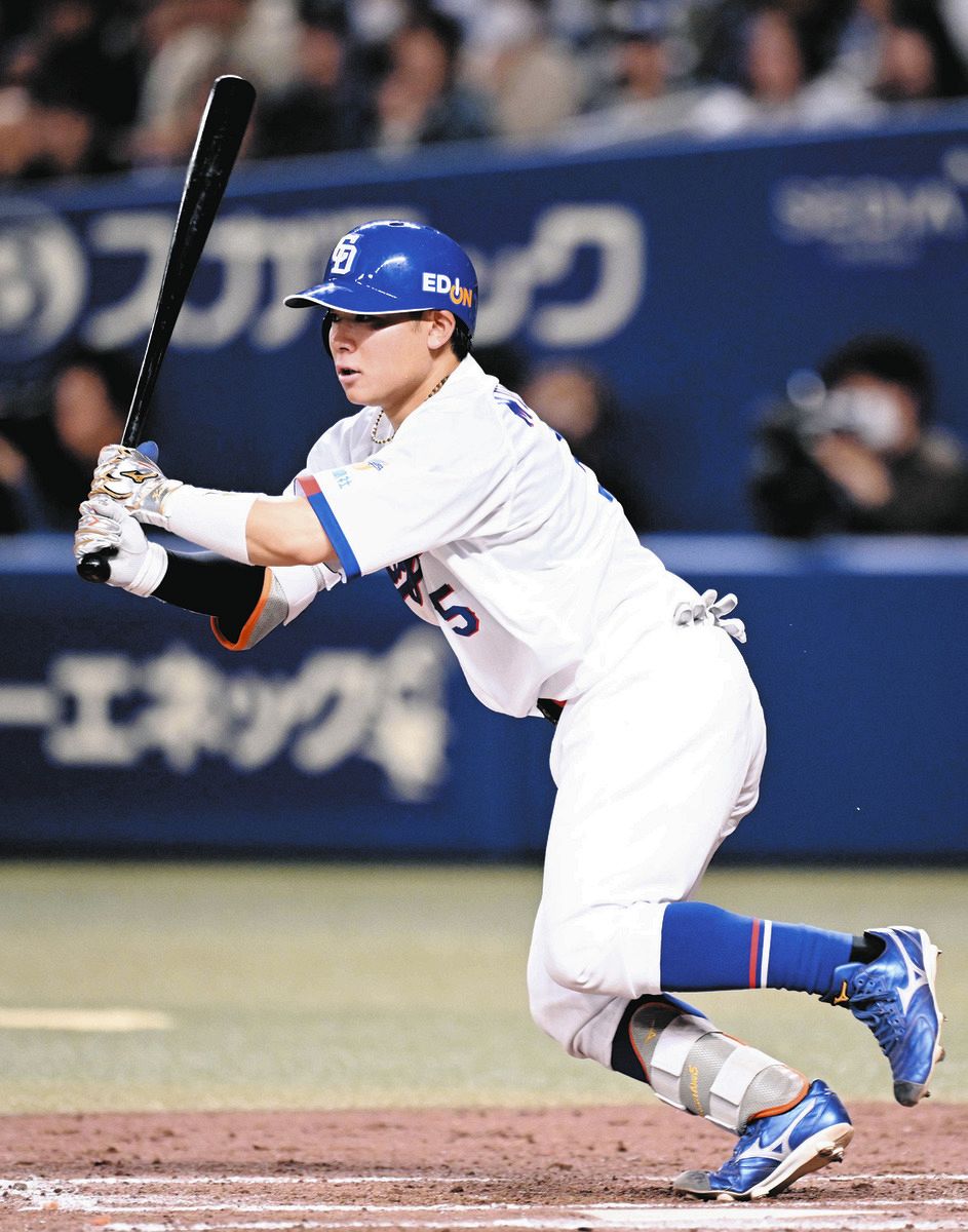 ３回裏無死一塁、村松が左前打を放つ