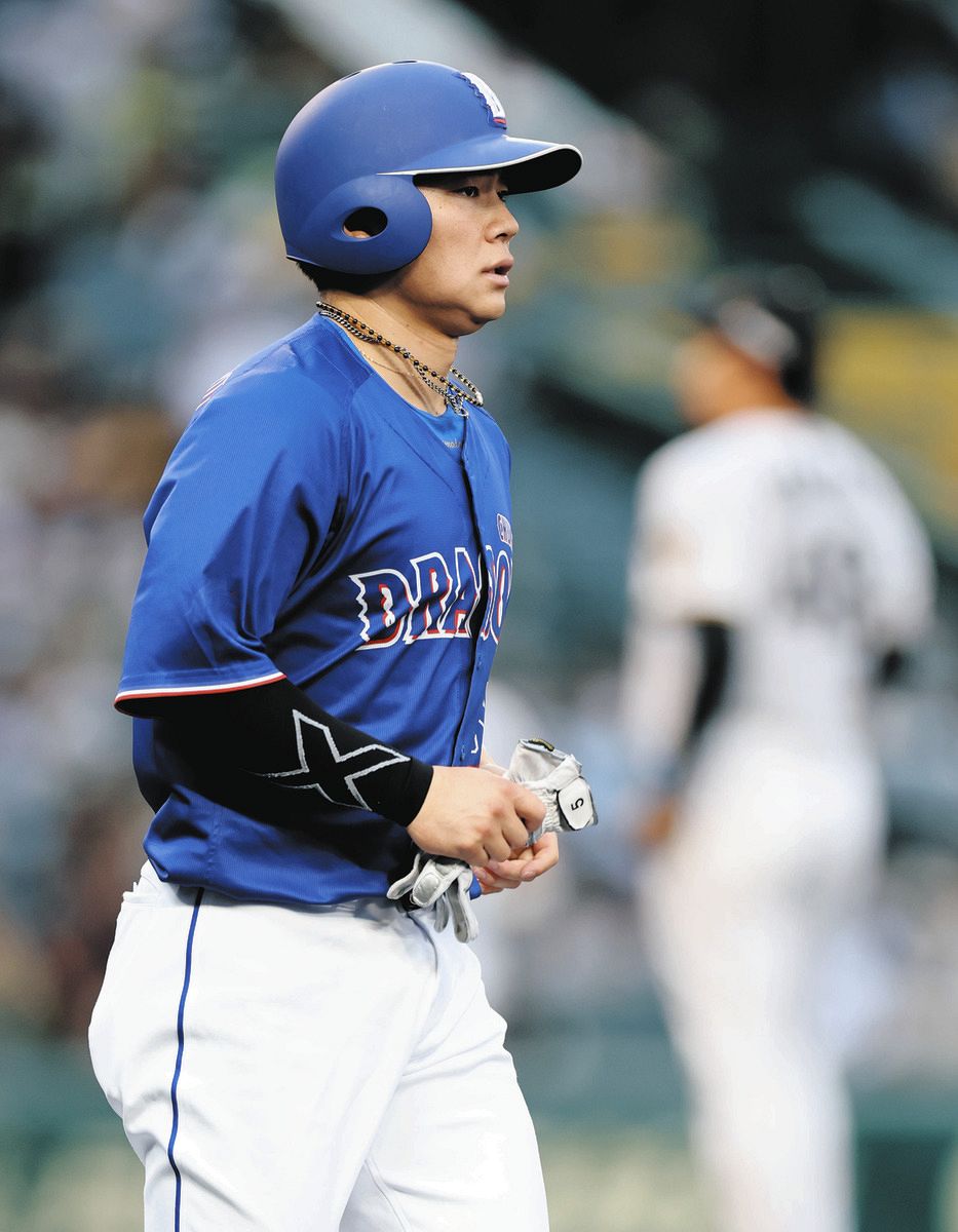 １回表無死、四球を選ぶ村松。奥は茨木