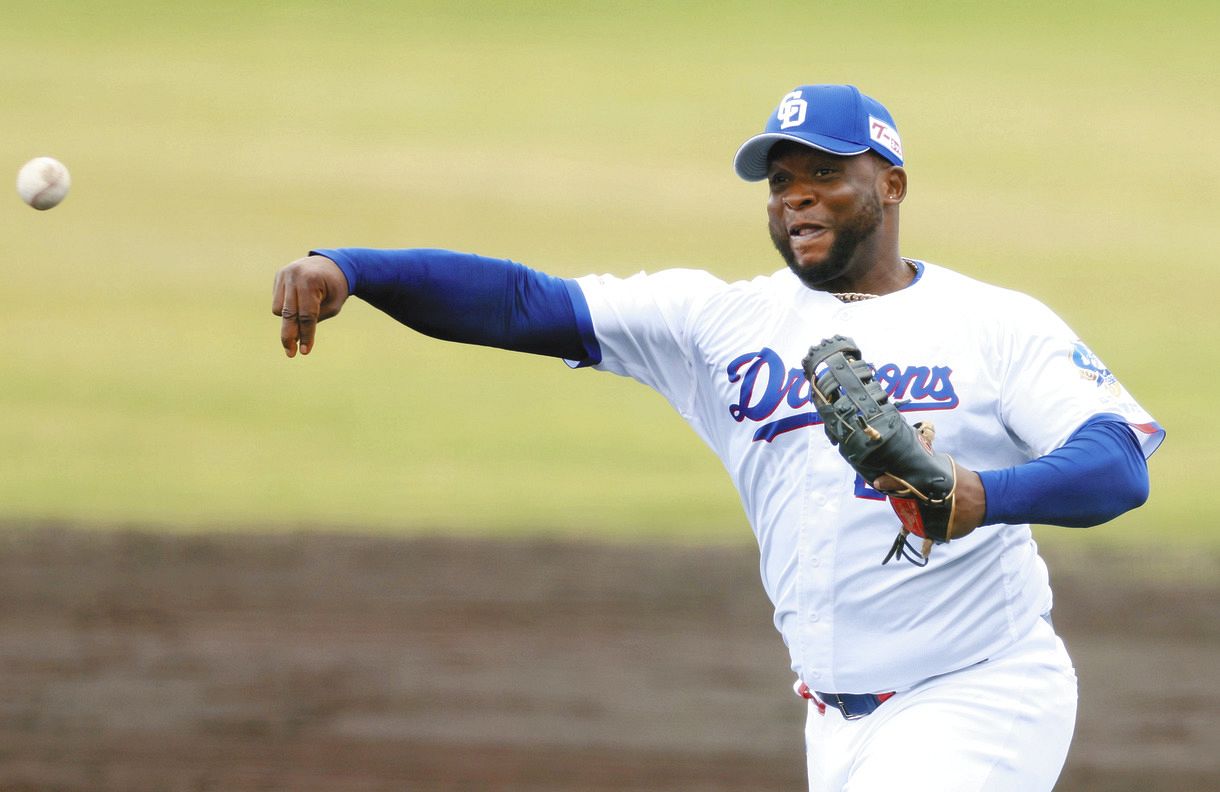 一塁でシートノックを受け、本塁に送球する中日・サノー