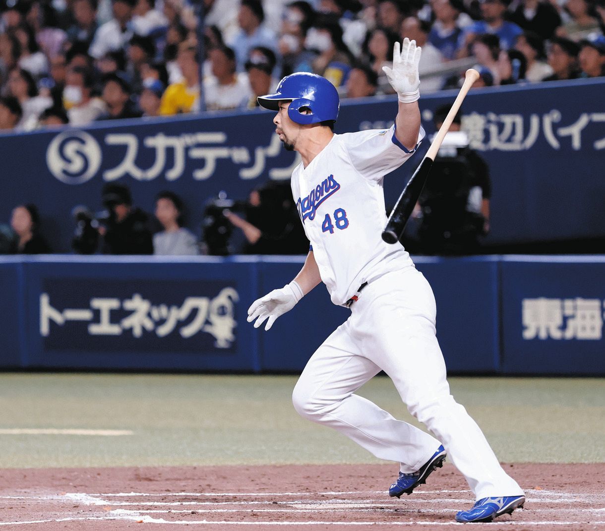 ７回裏２死一、二塁、代打阿部が中越え２点二塁打を放つ