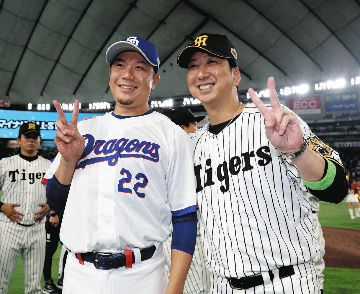 7月28日のオールスター後、阪神・藤川監督（右）と記念写真を撮る大野＝東京ドームで