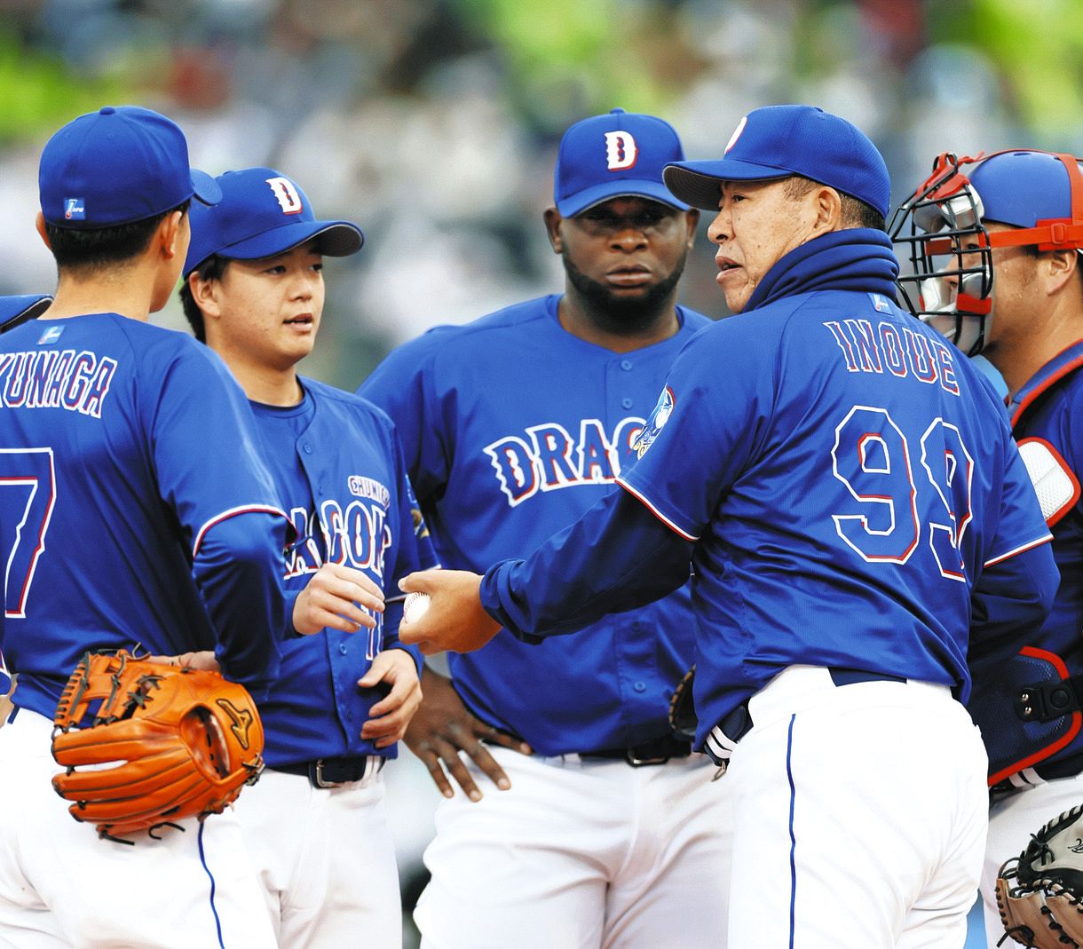 ヤクルト―中日　３回裏、桜井（左から２人目）に交代を告げる井上監督