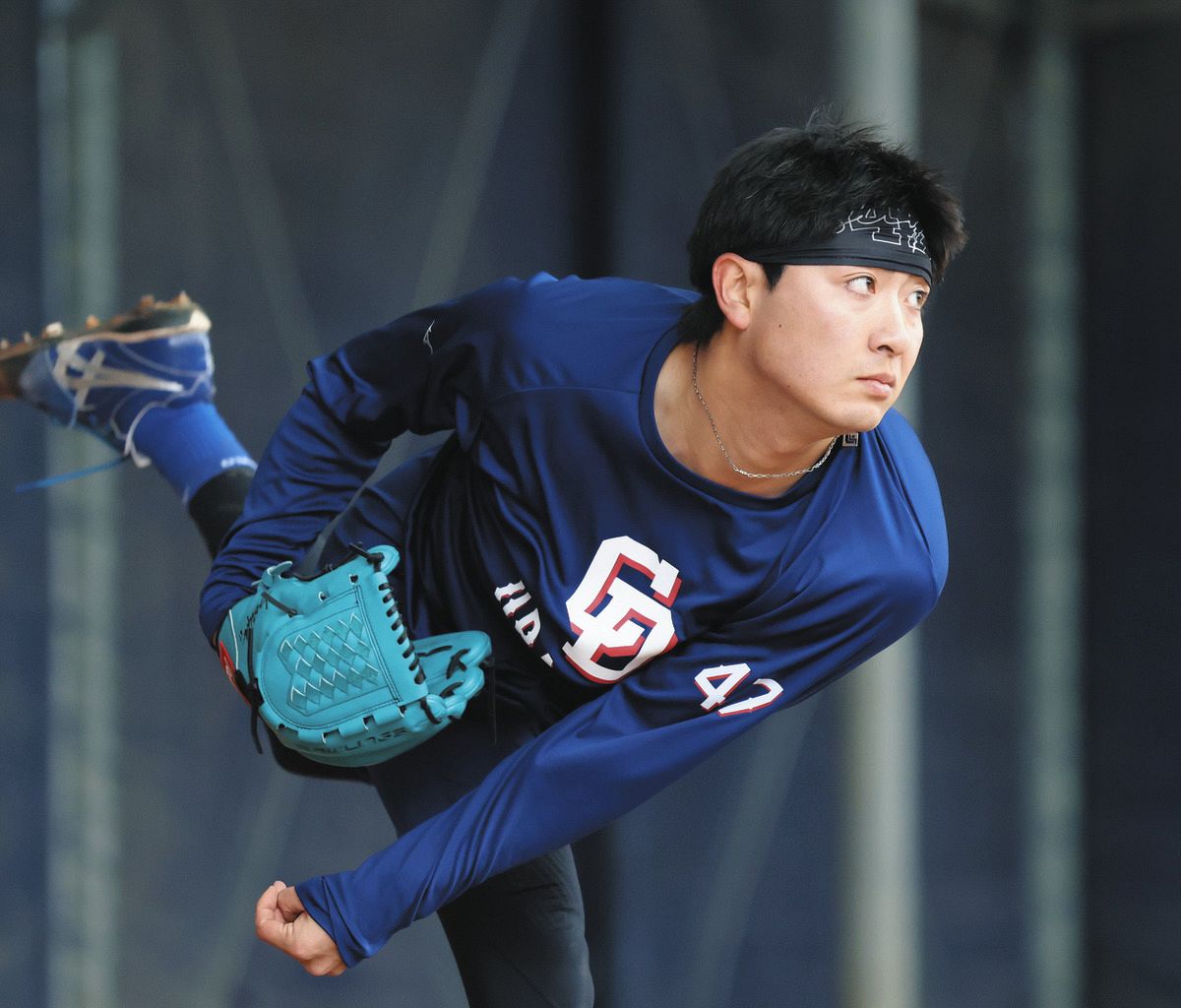 ブルペンで投球練習する吉田