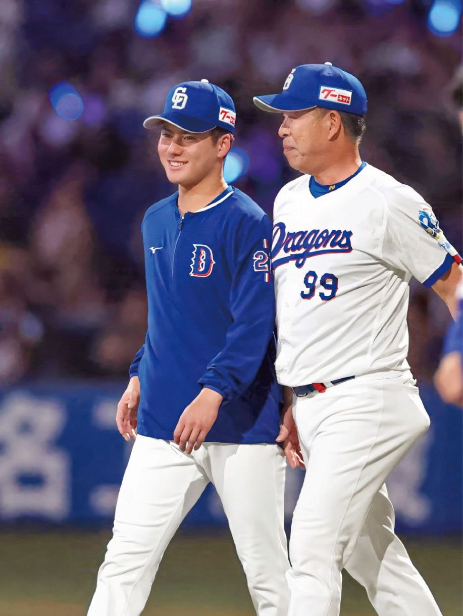 楽天に３連勝し、金丸と言葉を交わす井上監督＝５月２８日、バンテリンドームナゴヤで