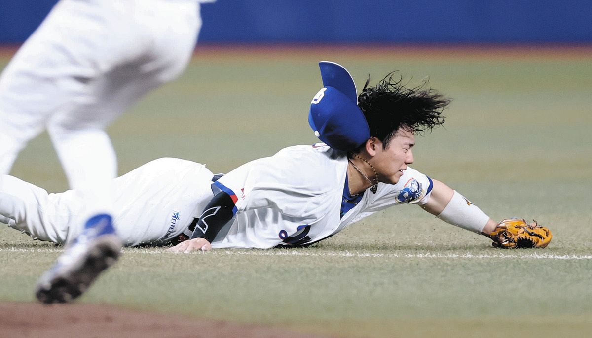 中日―広島　３回表無死一塁、中村奨の打球にグラブを出す村松