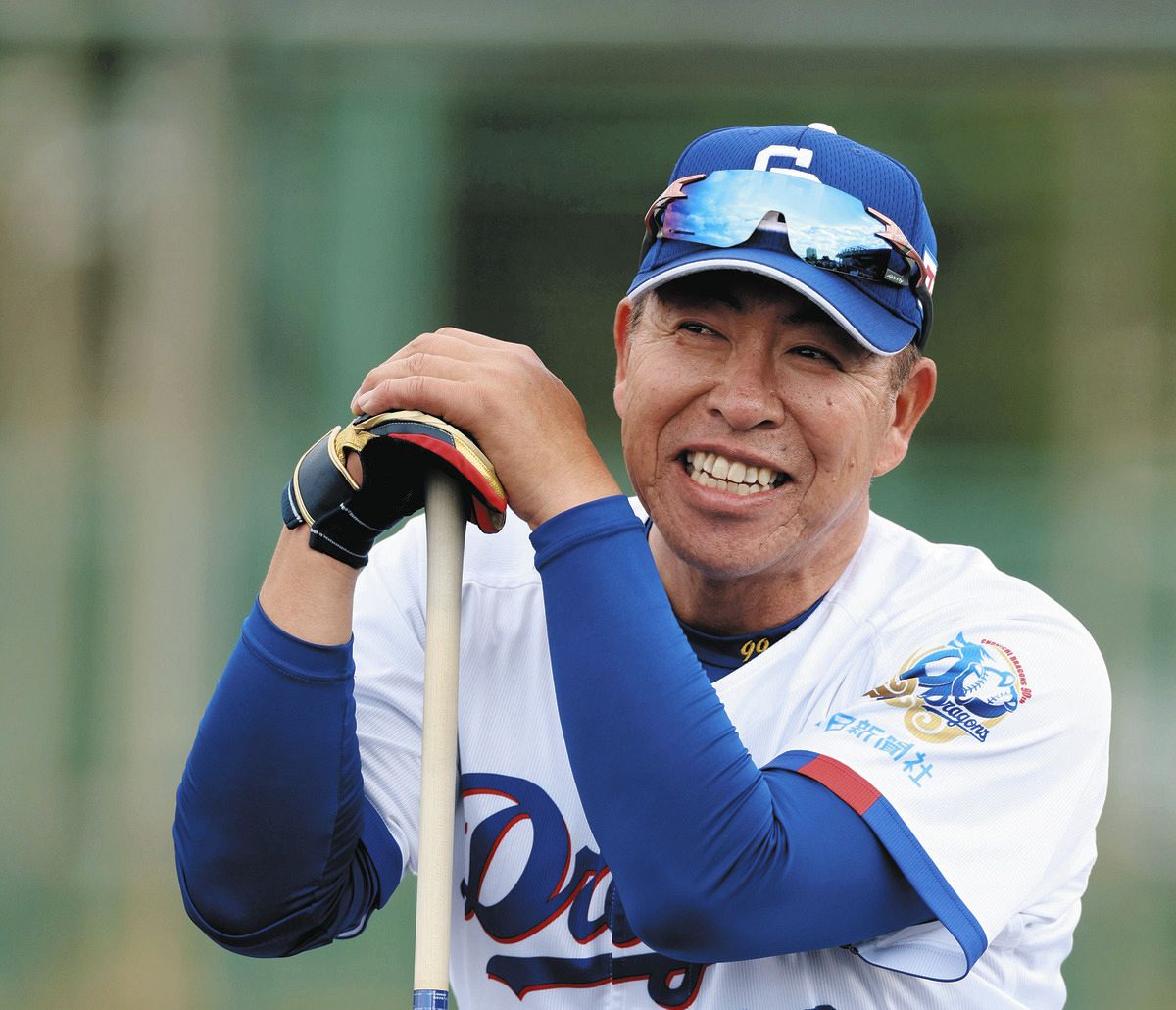 ノック中に笑顔を見せる井上監督