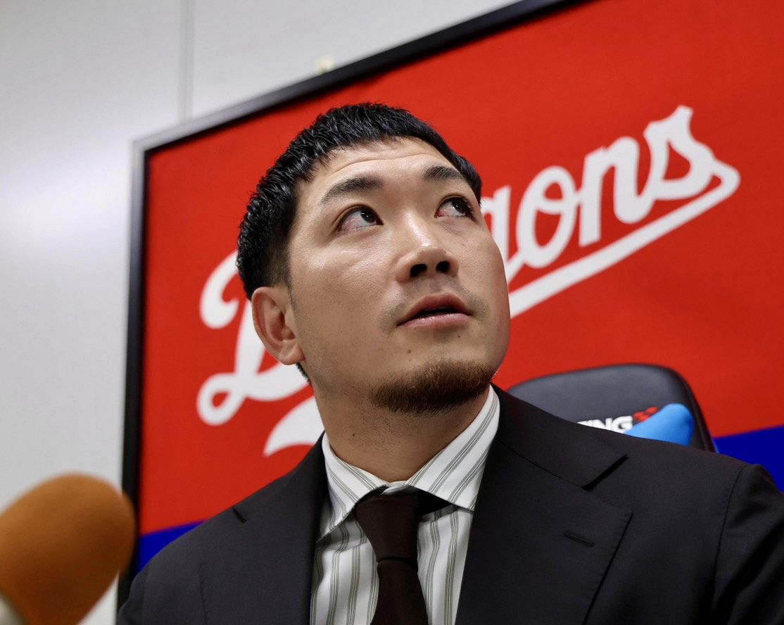 契約更改交渉を終え、会見する勝野