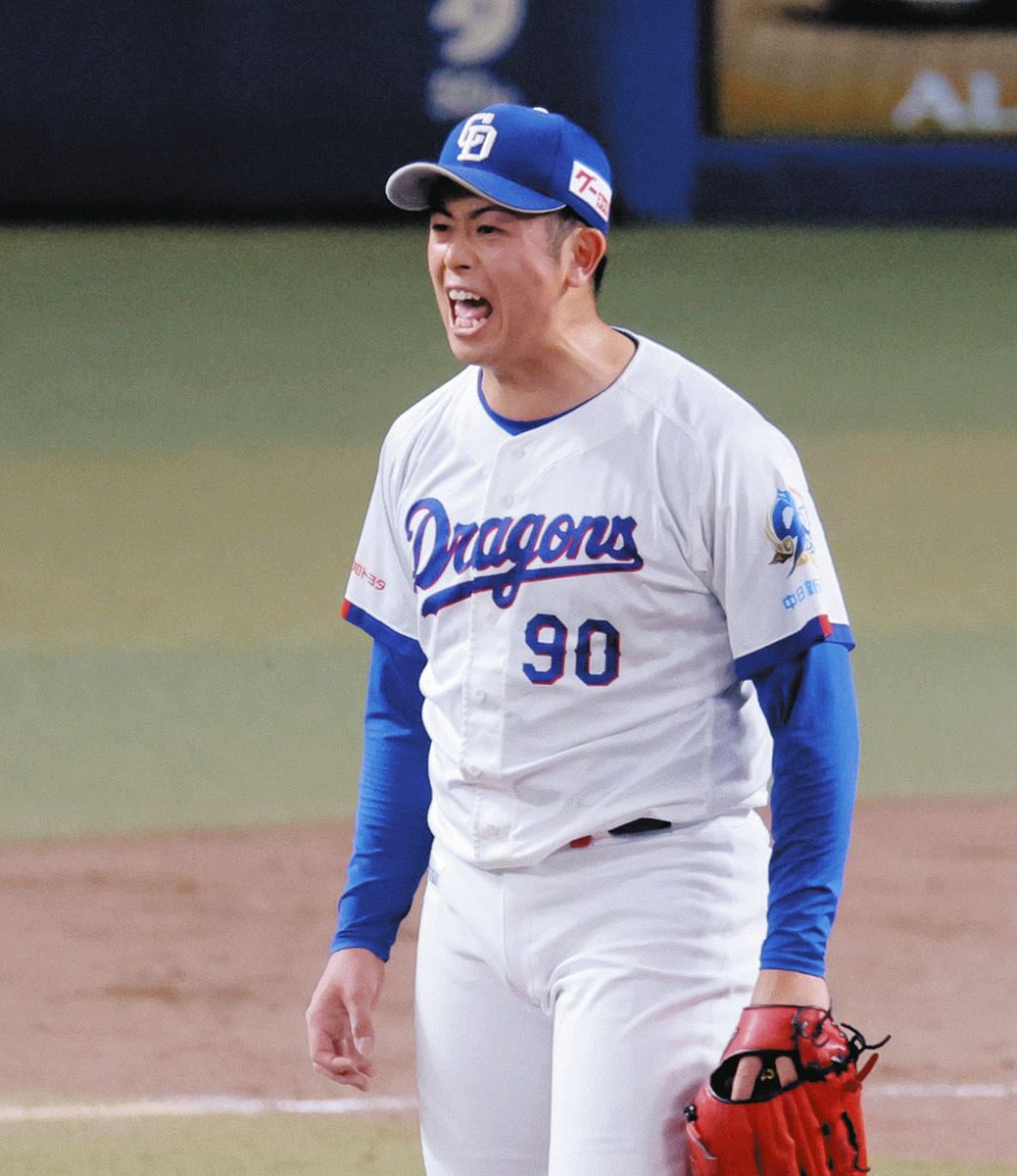 ９回表２死満塁、前川を二ゴロに打ち取りほえる松山