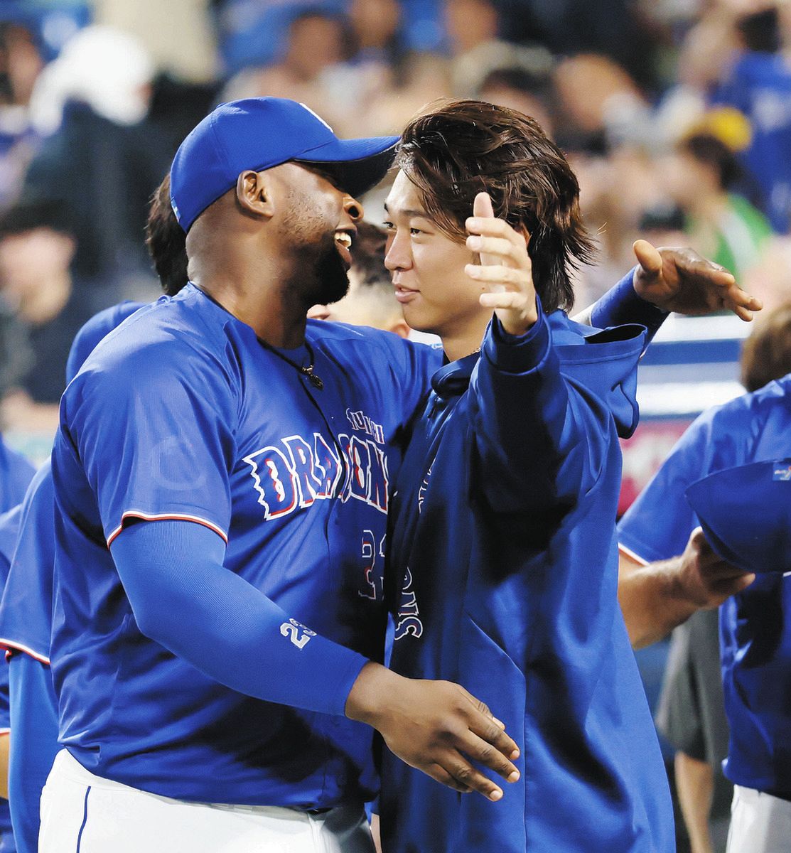 ヤクルトに勝利し、サノー（左）と抱き合う高橋宏