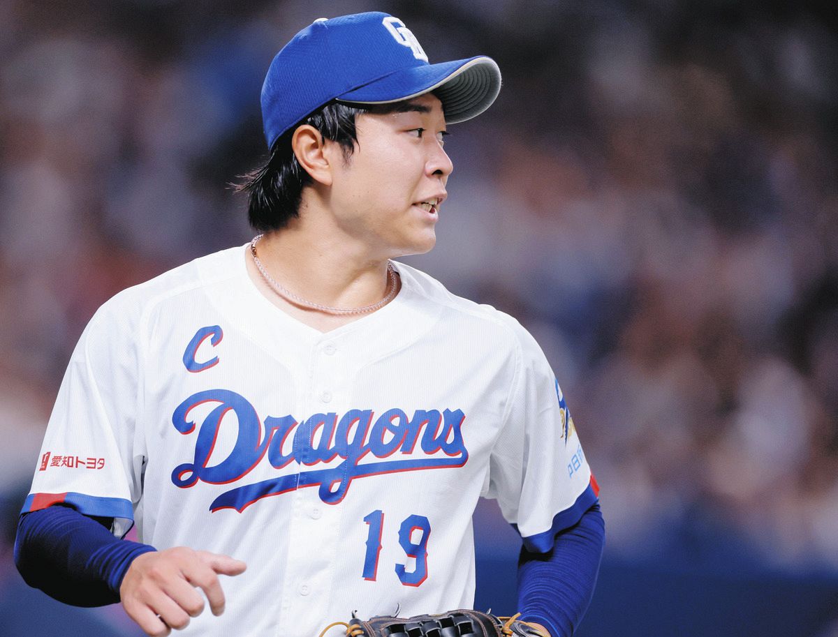 ７回を投げ終え、ベンチへ戻る高橋宏