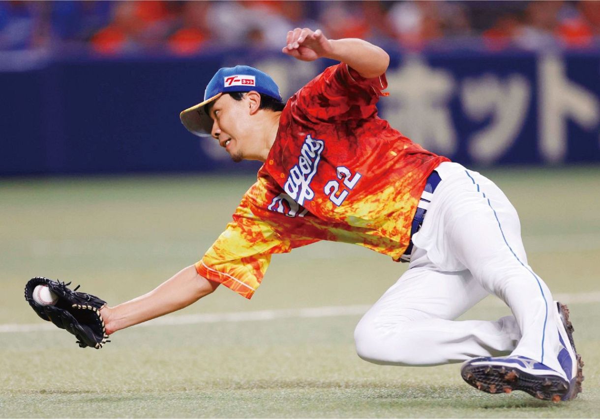 ヤクルト戦の４回表、赤羽の投前飛球に飛びついて捕球する大野＝7月4日、バンテリンドームナゴヤで