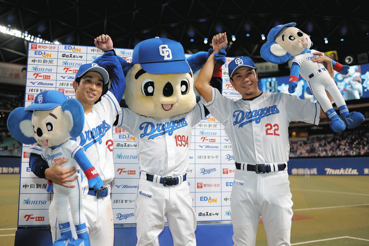 お立ち台でポーズをとる大野（右）と田中