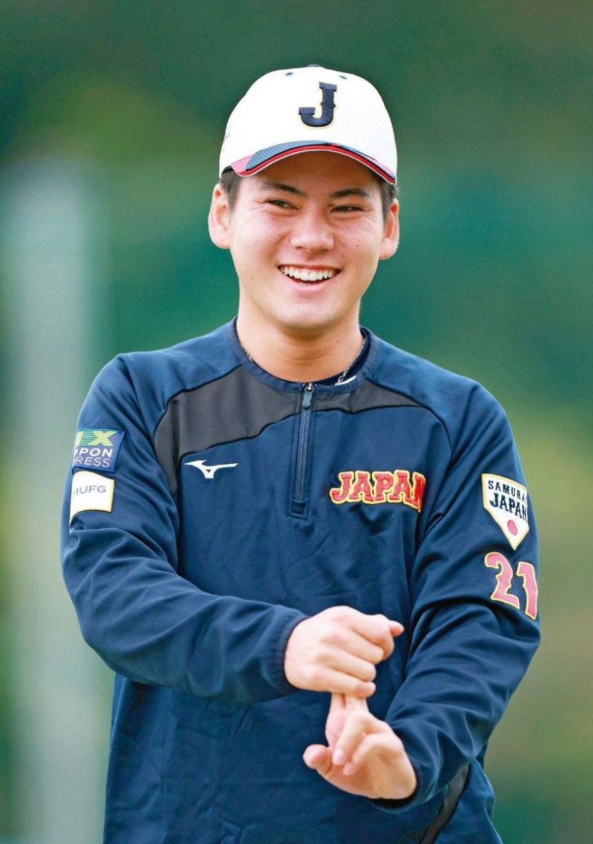 野球日本代表「侍ジャパン」の練習の合間に笑顔を見せる金丸＝２０２５年11月12日、宮崎市内で