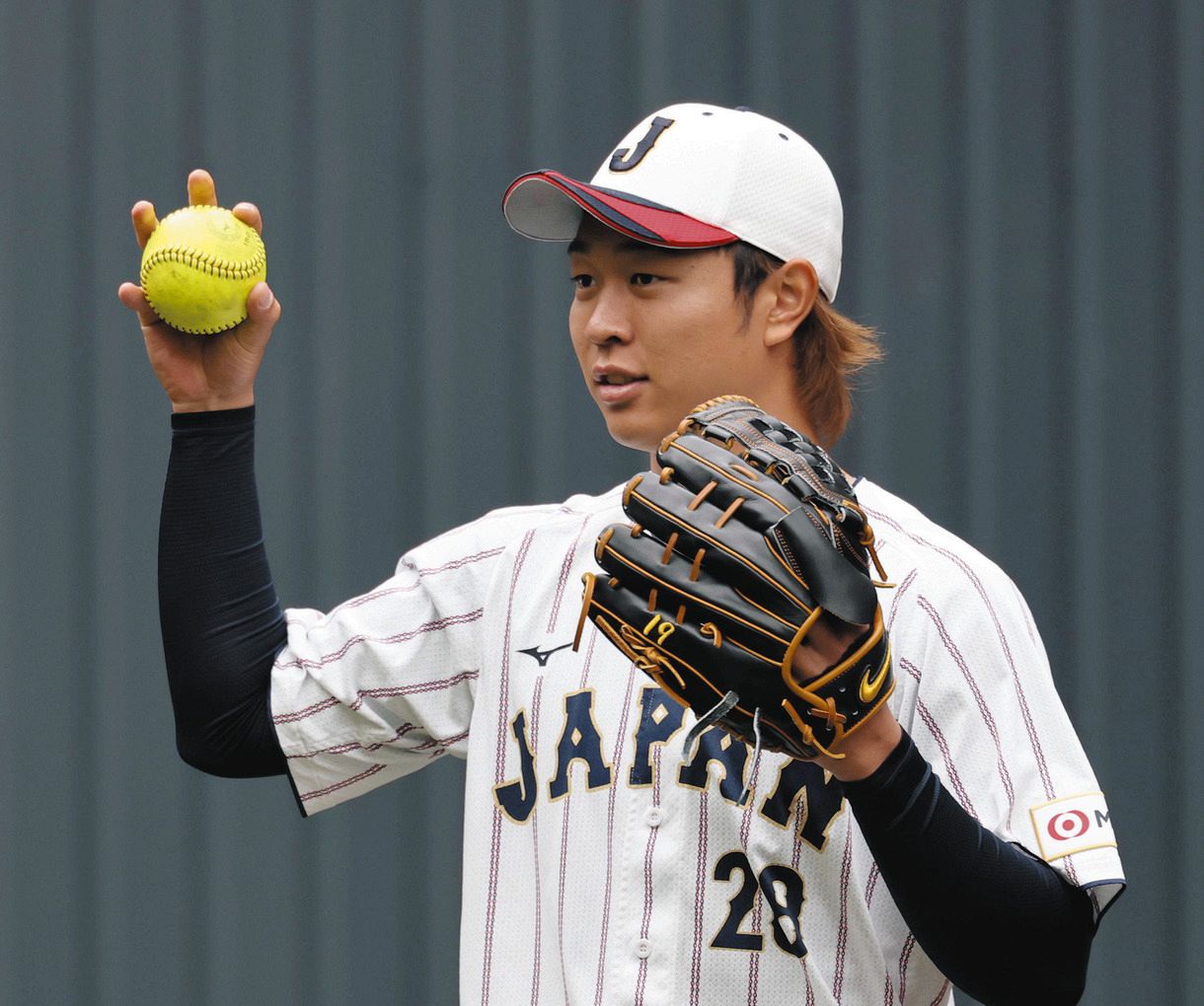 ブルペンでソフトボールを使いキャッチボールする中日・高橋宏