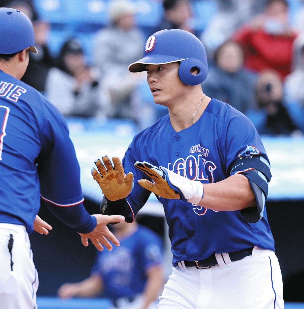 ５回表、２ランを放ち、タッチを交わす中日・細川