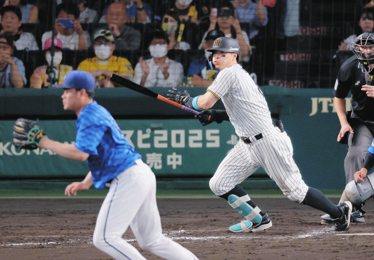 ８回裏１死一、二塁、右前へ同点打を放つ阪神・佐藤輝