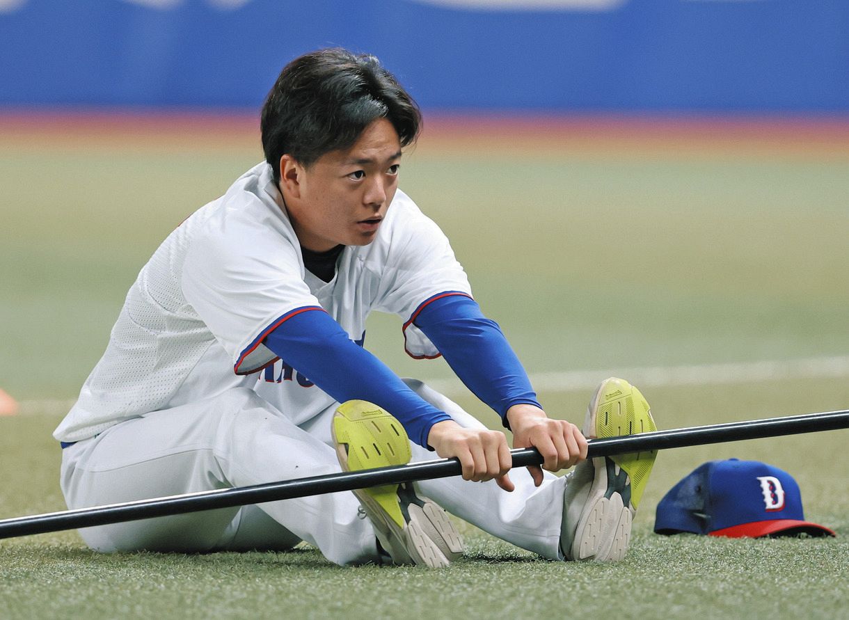 ストレッチする中日・桜井頼之介