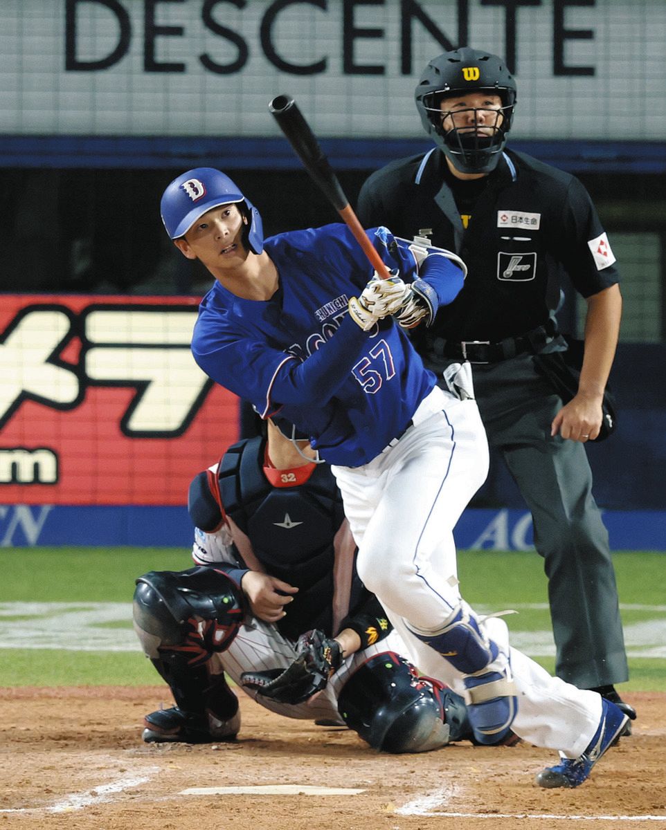 ７回表２死一、二塁、花田がレフトに２点三塁打を放つ