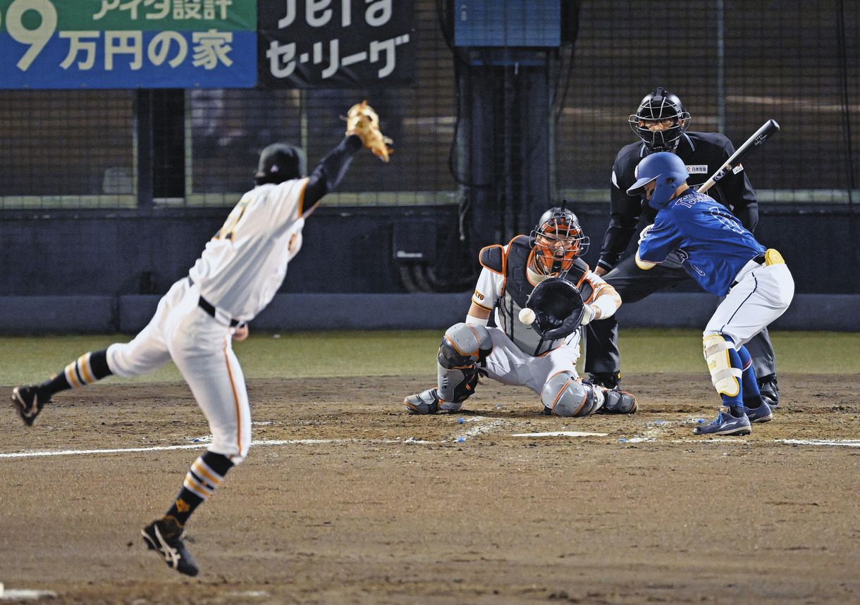 巨人―中日　４回表２死一、三塁、代打辻本が見逃し三振に倒れる。投手竹丸、捕手大城＝前橋で（七森祐也撮影）